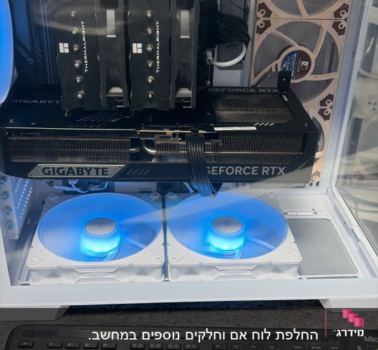 מחשב עם רכיבי חומרה ומקלדת